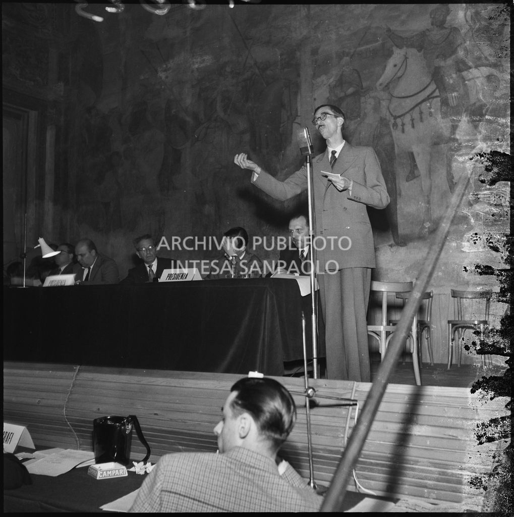 Esposizione di un relatore del convegno di studio sulle condizioni del lavoratore nell'impresa industriale organizzata nei Chiostri di San Barnaba a Milano dalla Società Umanitaria<br>216023