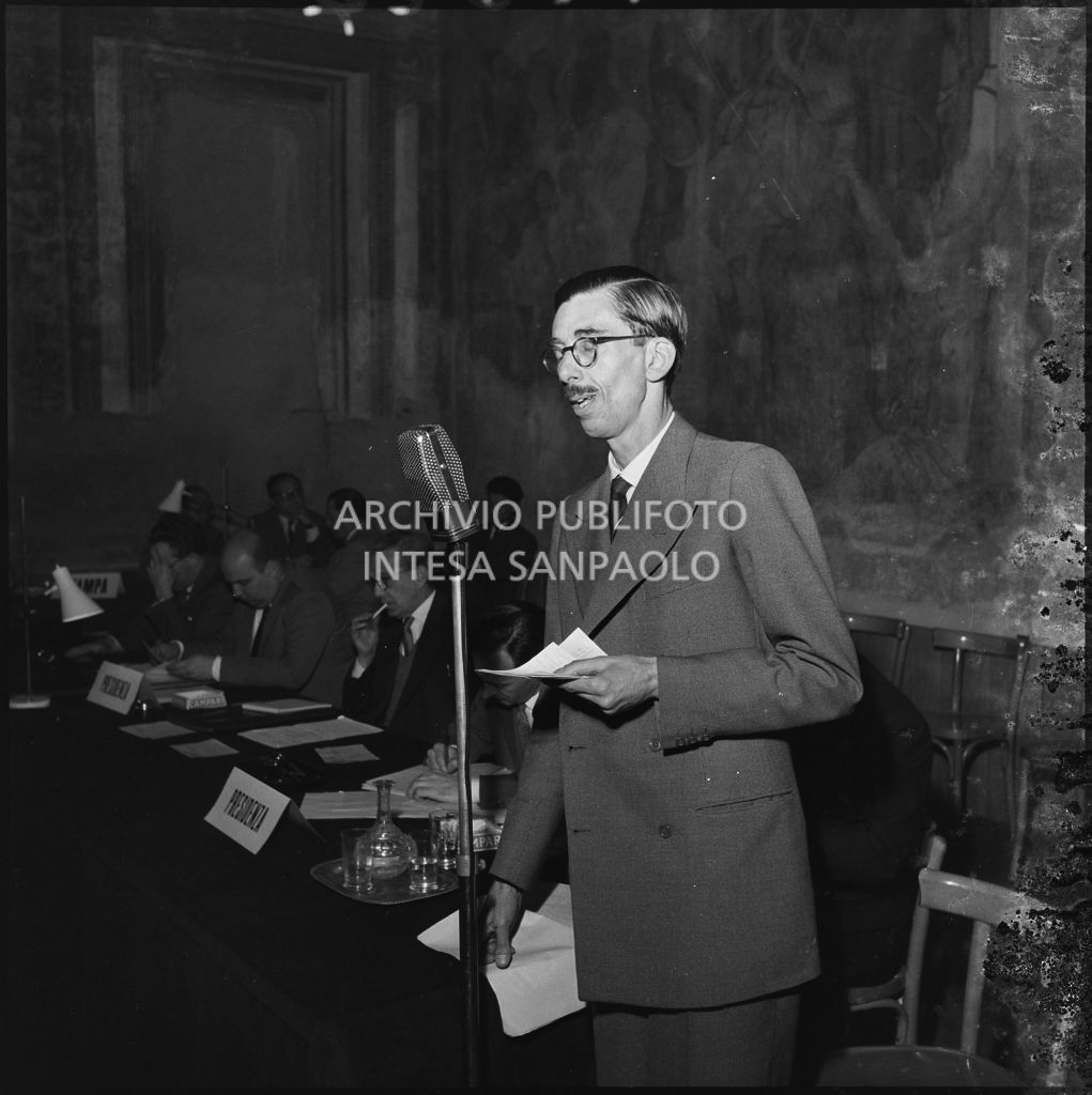 Esposizione di un relatore del convegno di studio sulle condizioni del lavoratore nell'impresa industriale organizzata nei Chiostri di San Barnaba a Milano dalla Società Umanitaria<br>216024