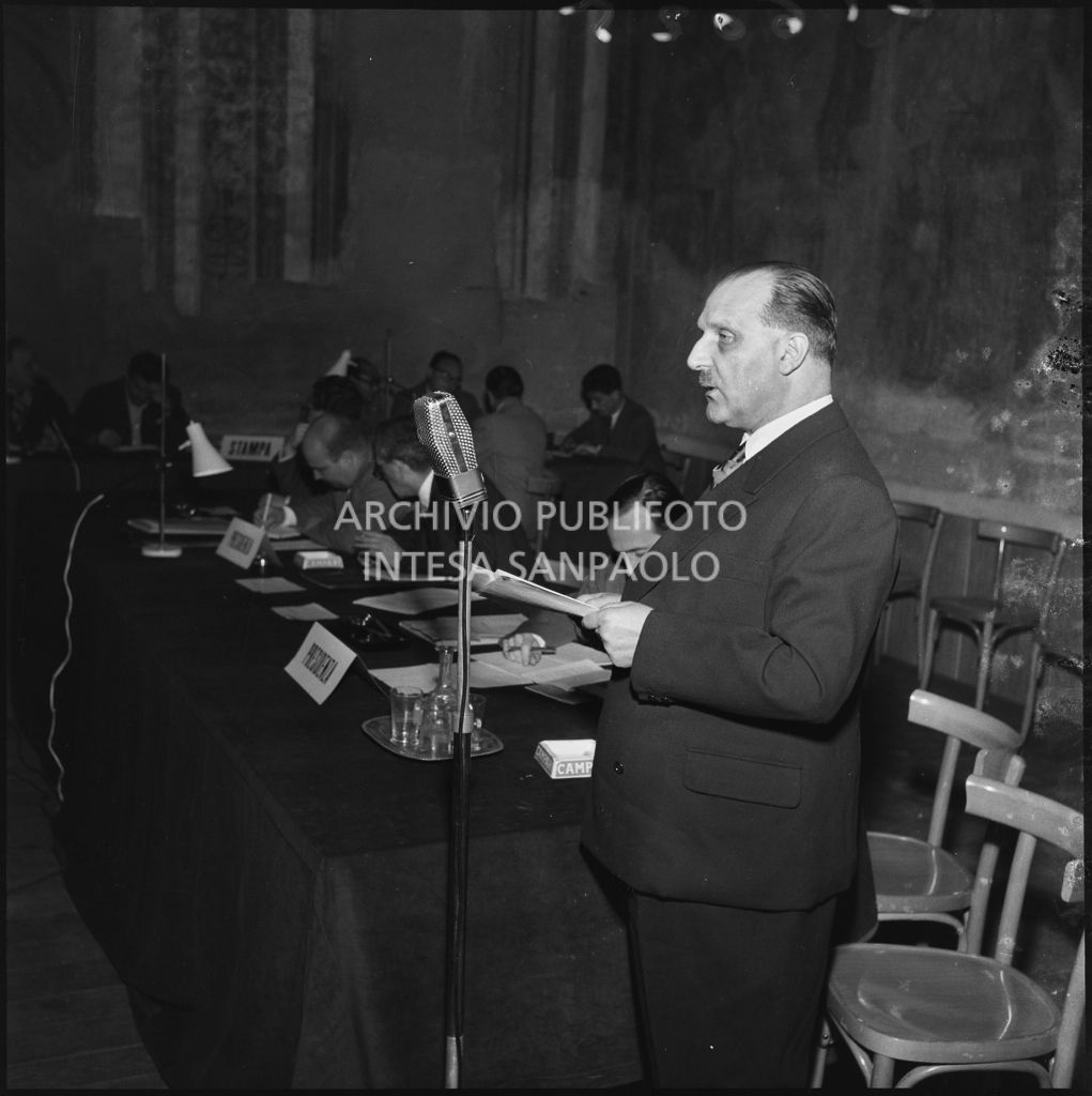 Esposizione di un relatore del convegno di studio sulle condizioni del lavoratore nell'impresa industriale organizzata nei Chiostri di San Barnaba a Milano dalla Società Umanitaria<br>216025