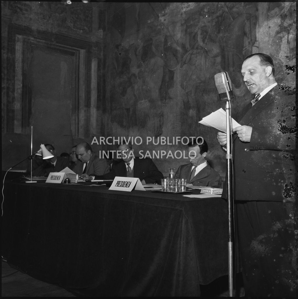 Esposizione di un relatore del convegno di studio sulle condizioni del lavoratore nell'impresa industriale organizzata nei Chiostri di San Barnaba a Milano dalla Società Umanitaria<br>216026