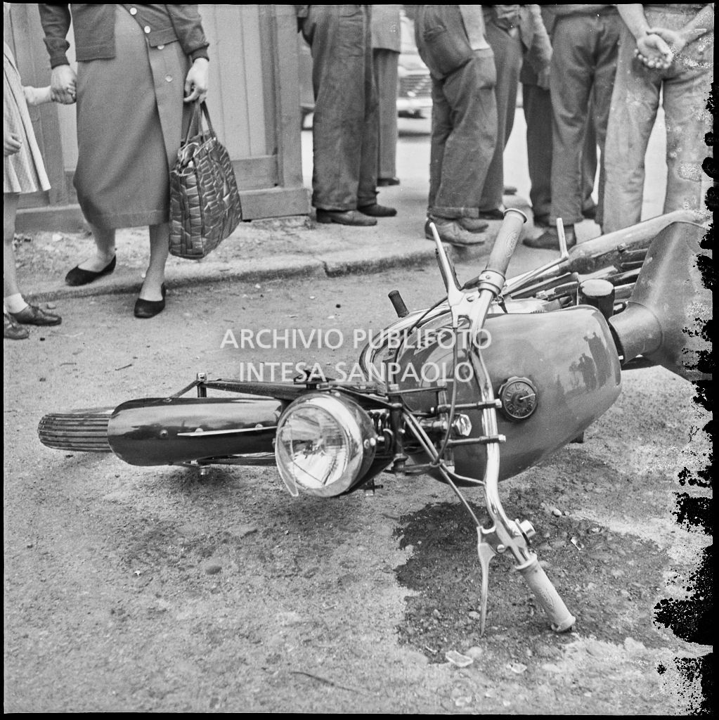 Particolare della motocicletta coinvolta in un incidente con un'automobile avvenuto nei pressi di un sottopassaggio ferroviario a Milano<br>216028