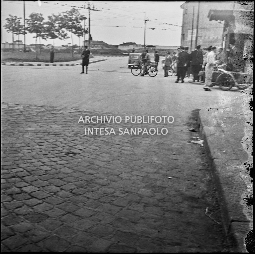 Un agente di polizia dirige il traffico dopo un incidente avvenuto tra una motocicletta e un'automobile a un incrocio a Milano nei pressi di un sottopassaggio ferroviario<br>216029