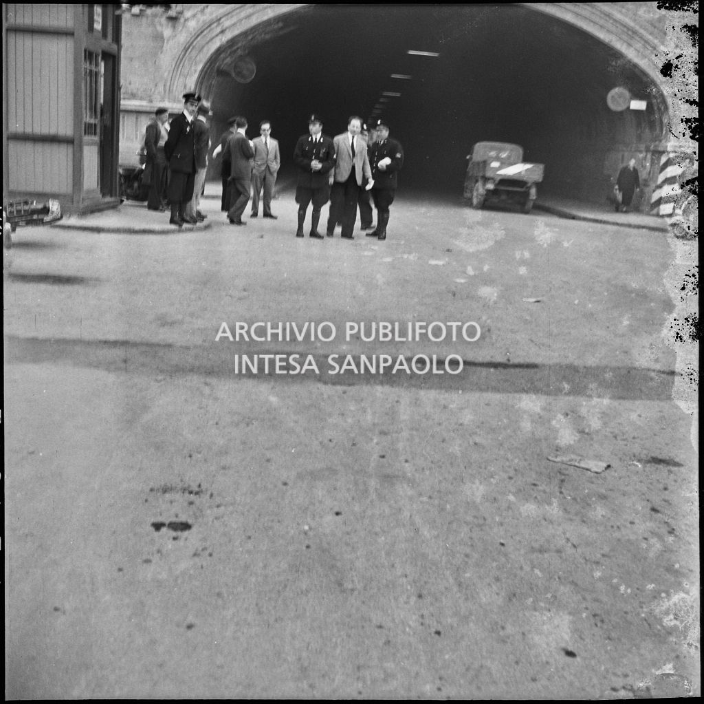 Agenti di polizia e civili dopo un incidente avvenuto tra una motocicletta e un'automobile a un incrocio a Milano nei pressi di un sottopassaggio ferroviario<br>216031