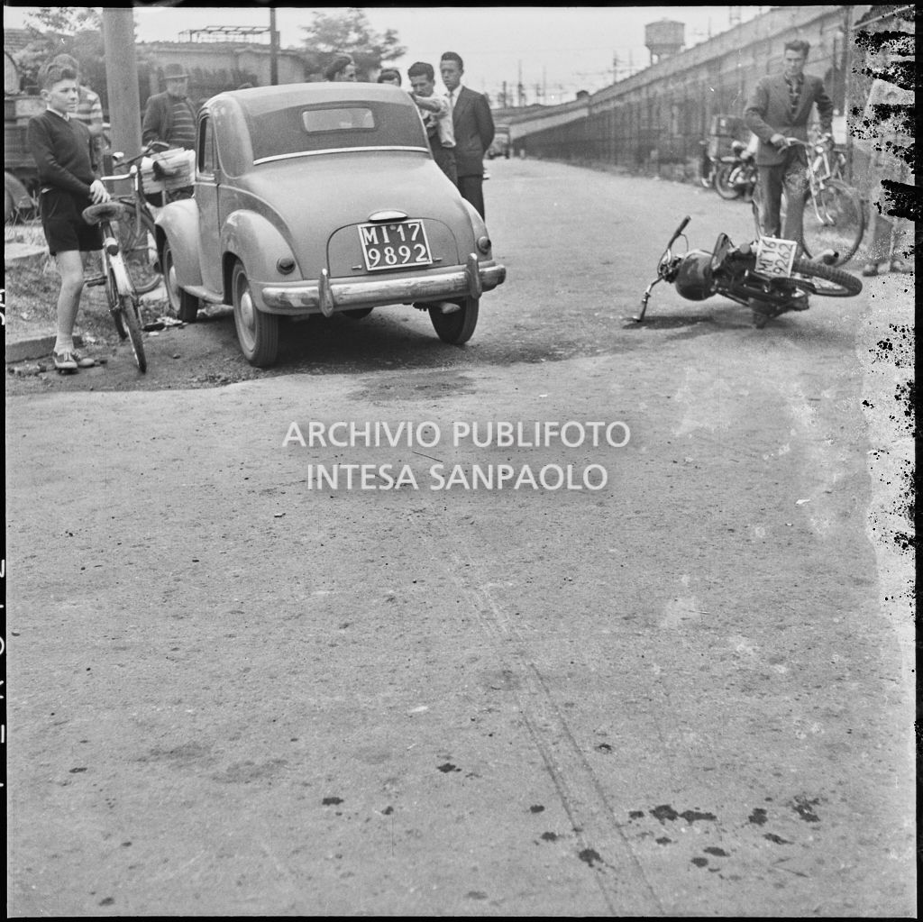 Incidente tra una motocicletta e un'automobile Fiat 500 Topolino avvenuto a un incrocio a Milano nei pressi di un sottopassaggio ferroviario<br>216032