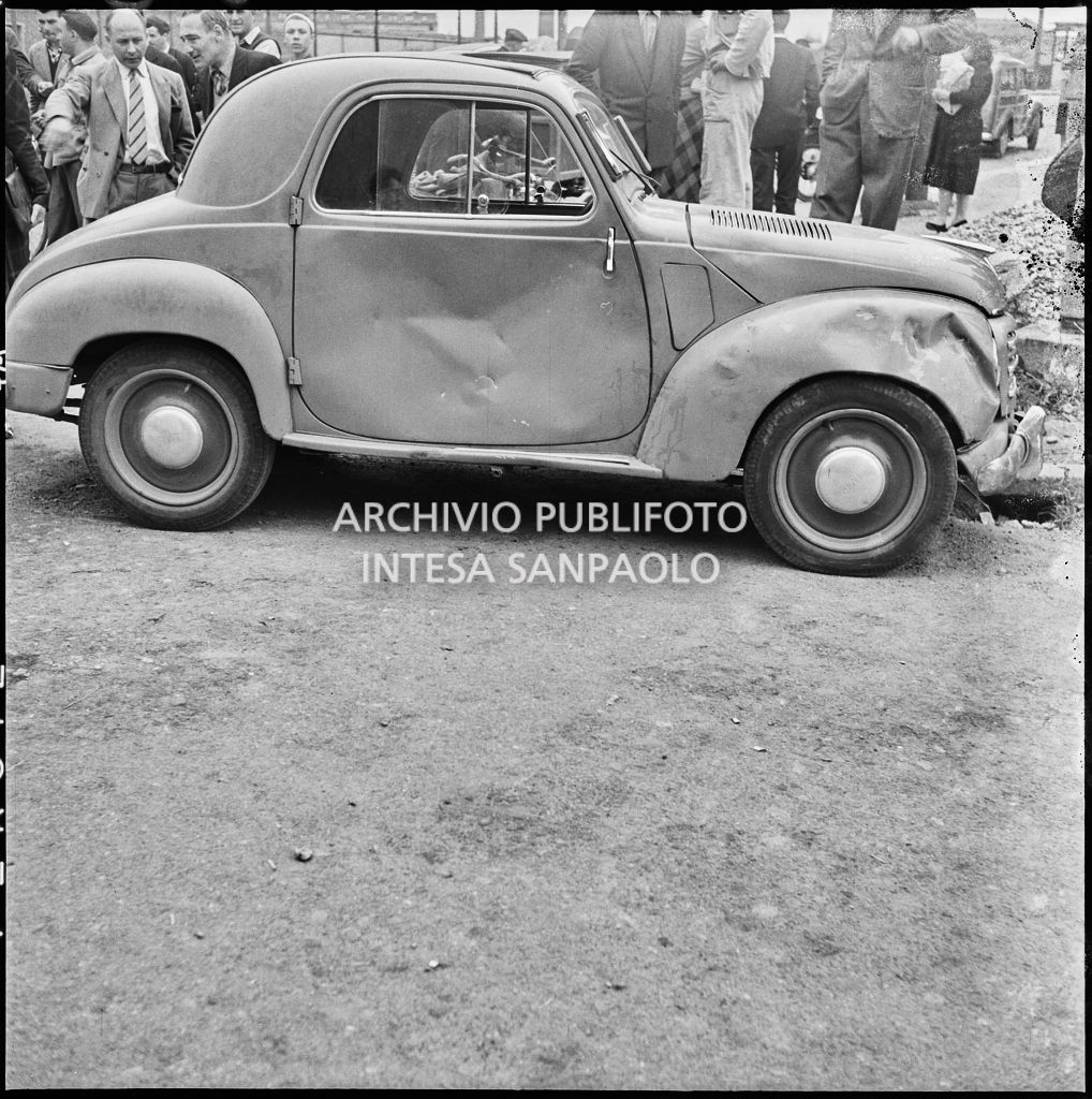 Danni subiti da un'automobile Fiat 500 Topolino a seguito di un incidente con una motocicletta avvenuto a un incrocio a Milano nei pressi di un sottopassaggio ferroviario<br>216033