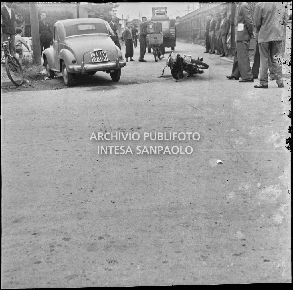 Incidente tra una motocicletta e un'automobile Fiat 500 Topolino avvenuto a un incrocio a Milano nei pressi di un sottopassaggio ferroviario<br>216035