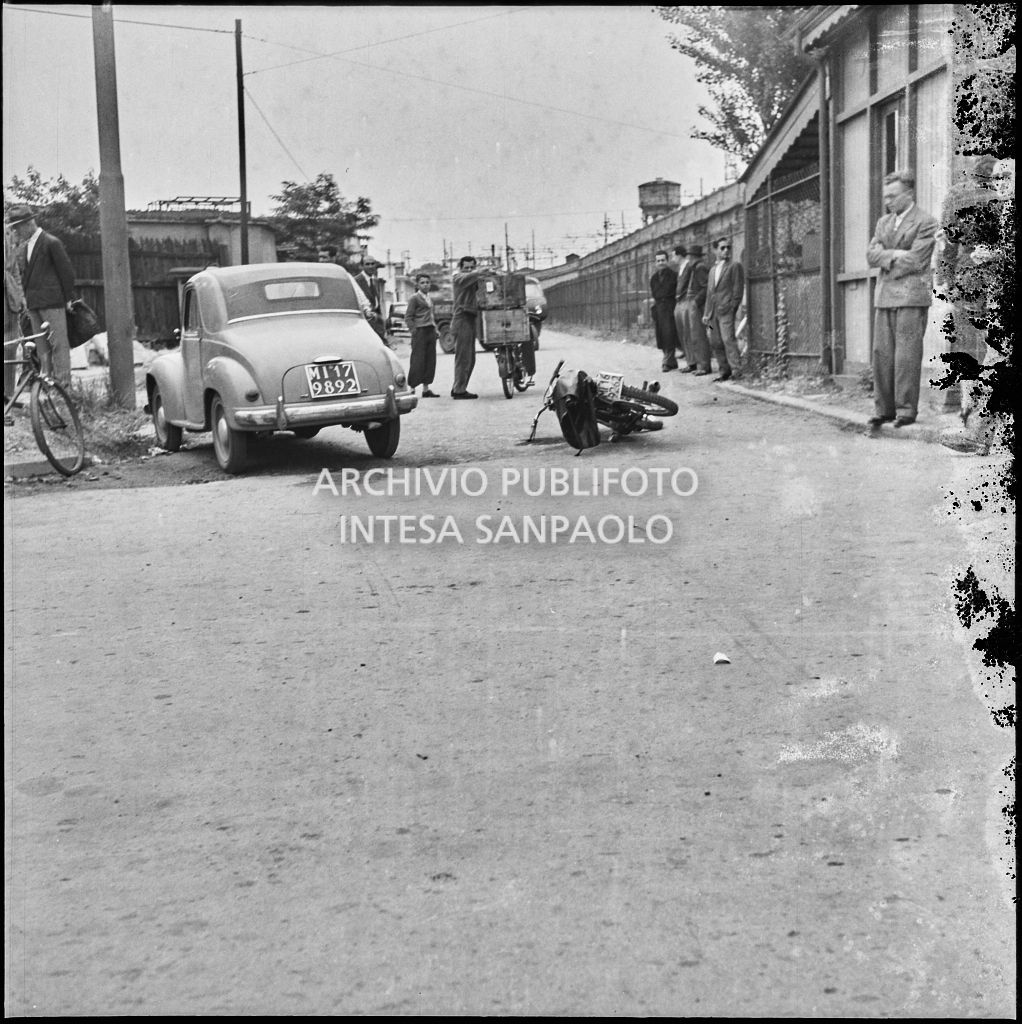 Incidente tra una motocicletta e un'automobile Fiat 500 Topolino avvenuto a un incrocio a Milano nei pressi di un sottopassaggio ferroviario<br>216037