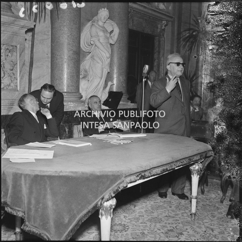 Esposizione di un relatore del Convegno Internazionale sulla Riforma dell'Arbitrato organizzato dal Centro Nazionale di Prevenzione e Difesa Sociale a Villa Olmo sul lago di Como<br>216039