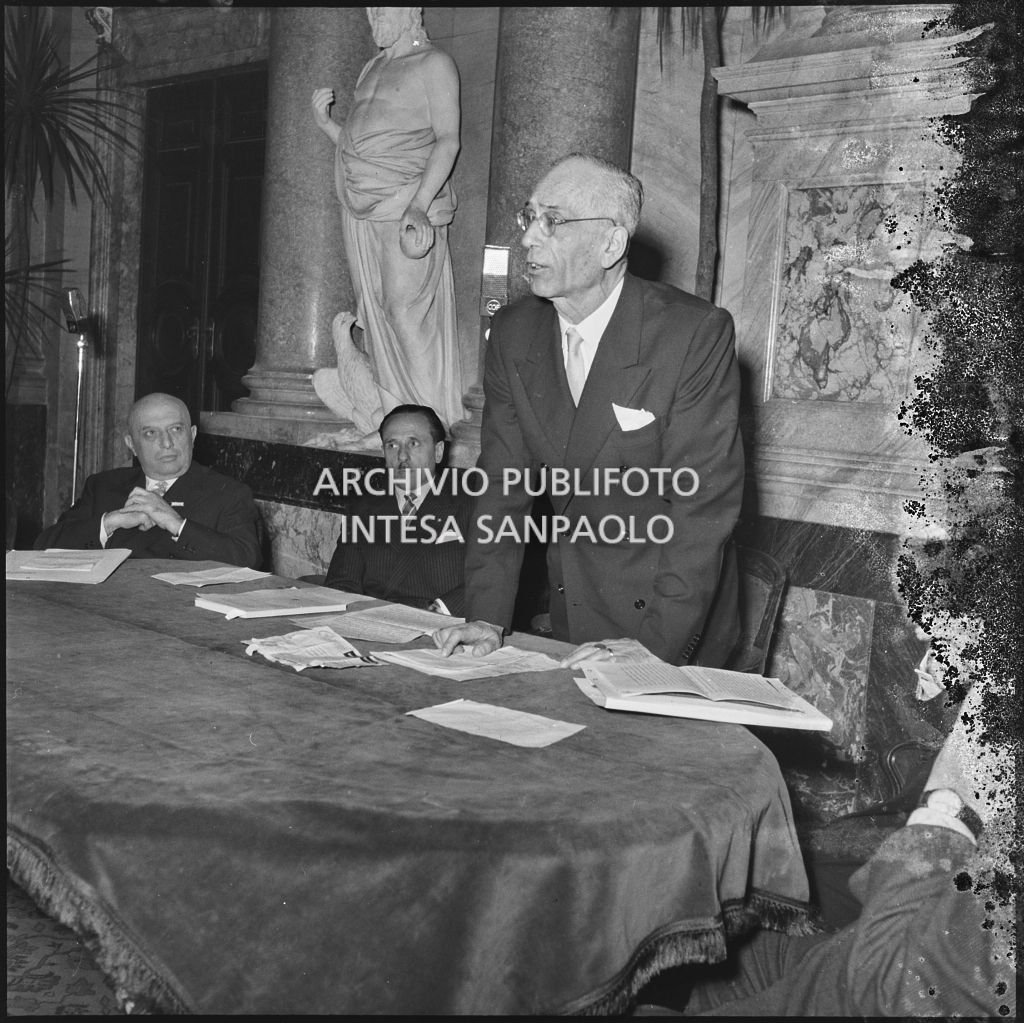 Esposizione di un relatore del Convegno Internazionale sulla Riforma dell'Arbitrato organizzato dal Centro Nazionale di Prevenzione e Difesa Sociale a Villa Olmo sul lago di Como<br>216040