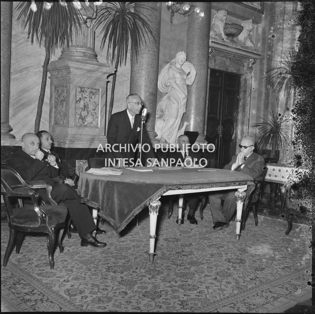 Esposizione di un relatore del Convegno Internazionale sulla Riforma dell'Arbitrato organizzato dal Centro Nazionale di Prevenzione e Difesa Sociale a Villa Olmo sul lago di Como<br>216041