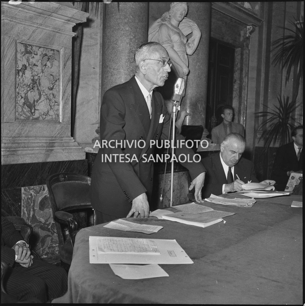 Esposizione di un relatore del Convegno Internazionale sulla Riforma dell'Arbitrato organizzato dal Centro Nazionale di Prevenzione e Difesa Sociale a Villa Olmo sul lago di Como<br>216042