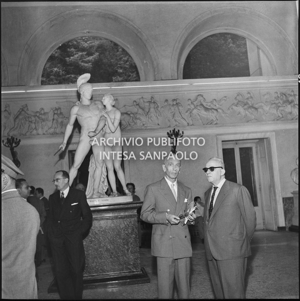 Alcuni uomini nelle sale di Villa Carlotta sul lago di Como in occasione del Convegno Internazionale sulla Riforma dell'Arbitrato organizzato dal Centro Nazionale di Prevenzione e Difesa Sociale<br>216044