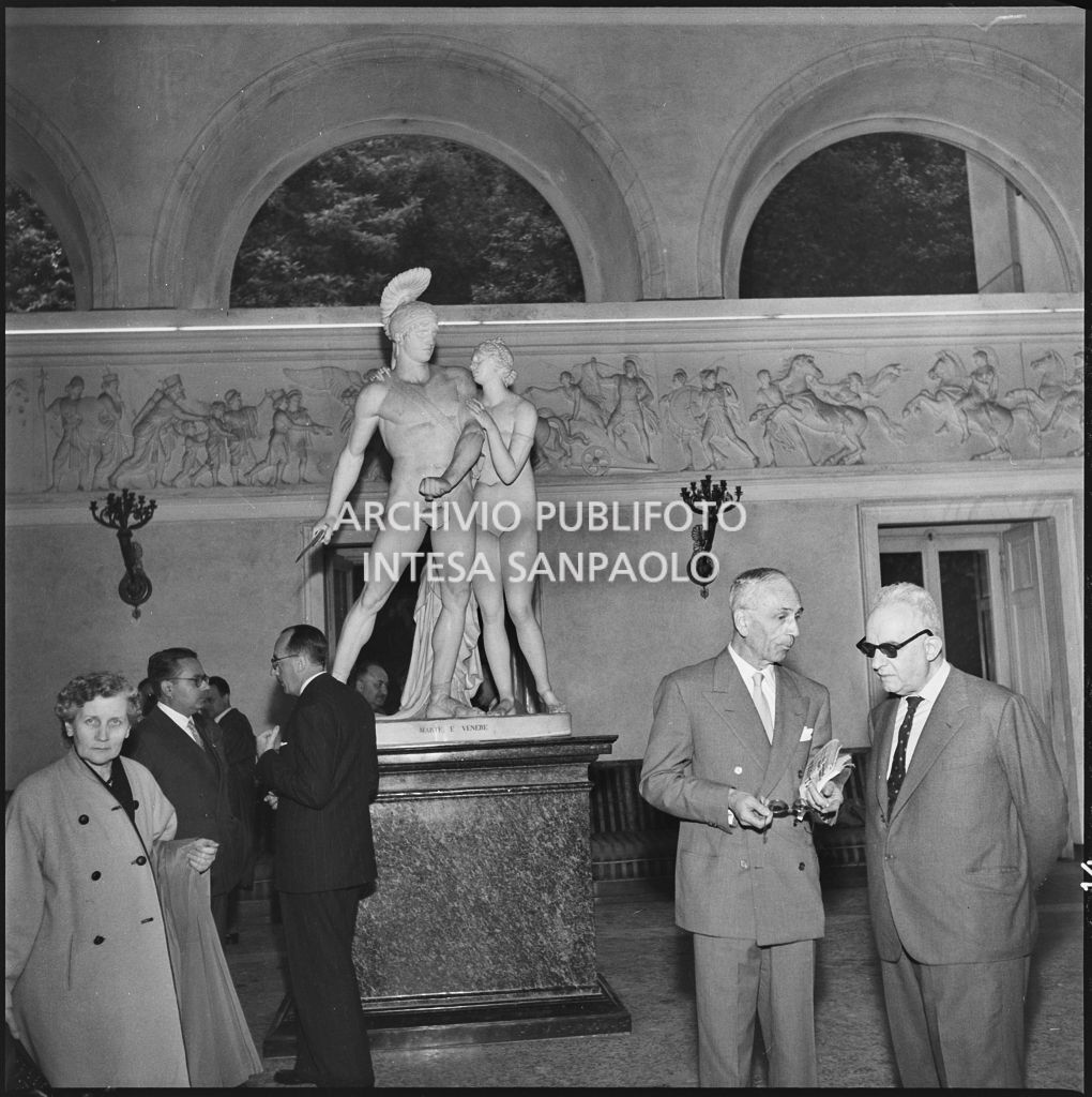 Alcuni uomini nelle sale di Villa Carlotta sul lago di Como in occasione del Convegno Internazionale sulla Riforma dell'Arbitrato organizzato dal Centro Nazionale di Prevenzione e Difesa Sociale<br>216045