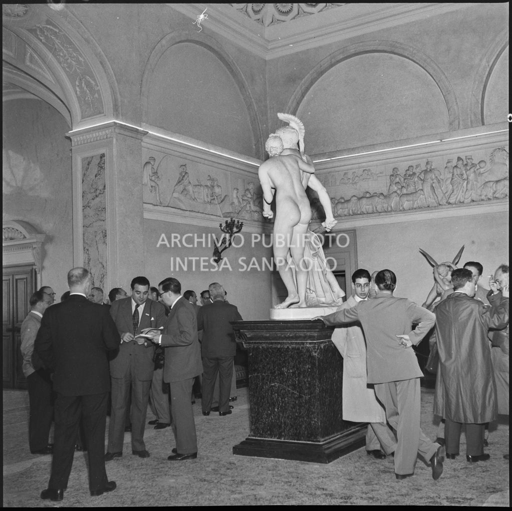 Alcuni uomini nelle sale di Villa Carlotta sul lago di Como in occasione del Convegno Internazionale sulla Riforma dell'Arbitrato organizzato dal Centro Nazionale di Prevenzione e Difesa Sociale<br>216048