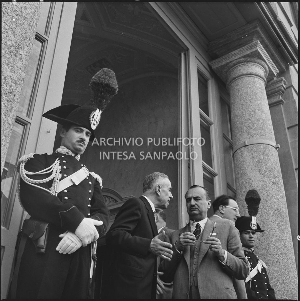 Ingresso di Villa Olmi sul lago di Como presidiata da carabinieri in alta uniforme in occasione del Convegno Internazionale sulla Riforma dell'Arbitrato organizzato dal Centro Nazionale di Prevenzione e Difesa Sociale<br>216049