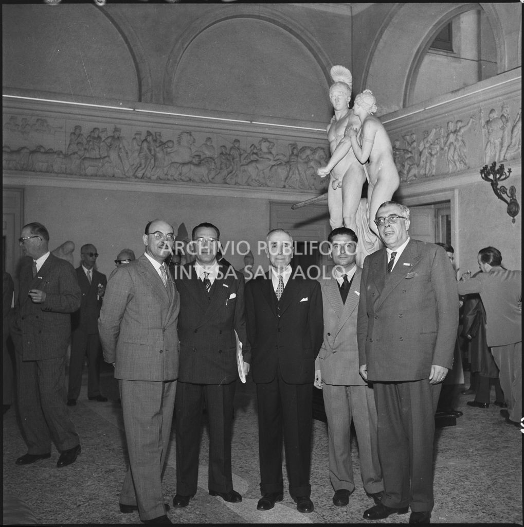 Alcuni uomini nelle sale di Villa Carlotta sul lago di Como in occasione del Convegno Internazionale sulla Riforma dell'Arbitrato organizzato dal Centro Nazionale di Prevenzione e Difesa Sociale<br>216056