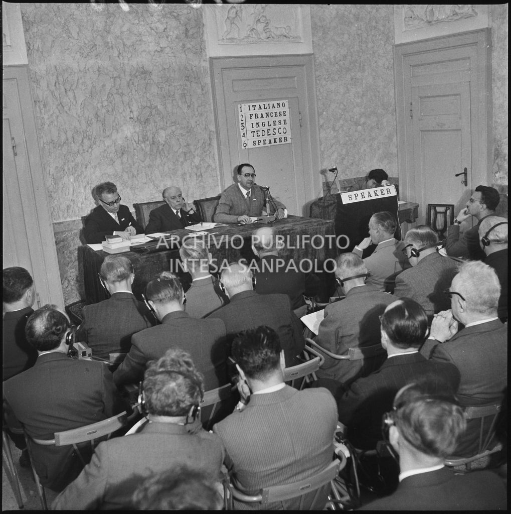 Pubblico e  relatori al Convegno Internazionale sulla Riforma dell'Arbitrato organizzato dal Centro Nazionale di Prevenzione e Difesa Sociale a Villa Carlotta sul lago di Como. Tra i relatori Enrico Redenti (al centro)<br>216058