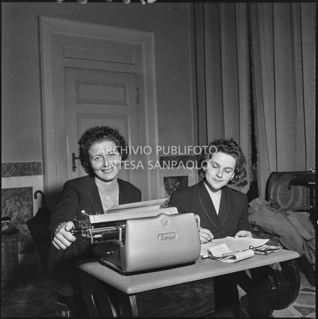 Due donne prendono appunti a penna e con macchina da scrivere durante il Convegno Internazionale sulla Riforma dell'Arbitrato organizzato dal Centro Nazionale di Prevenzione e Difesa Sociale a Villa Carlotta sul lago di Como<br>216060