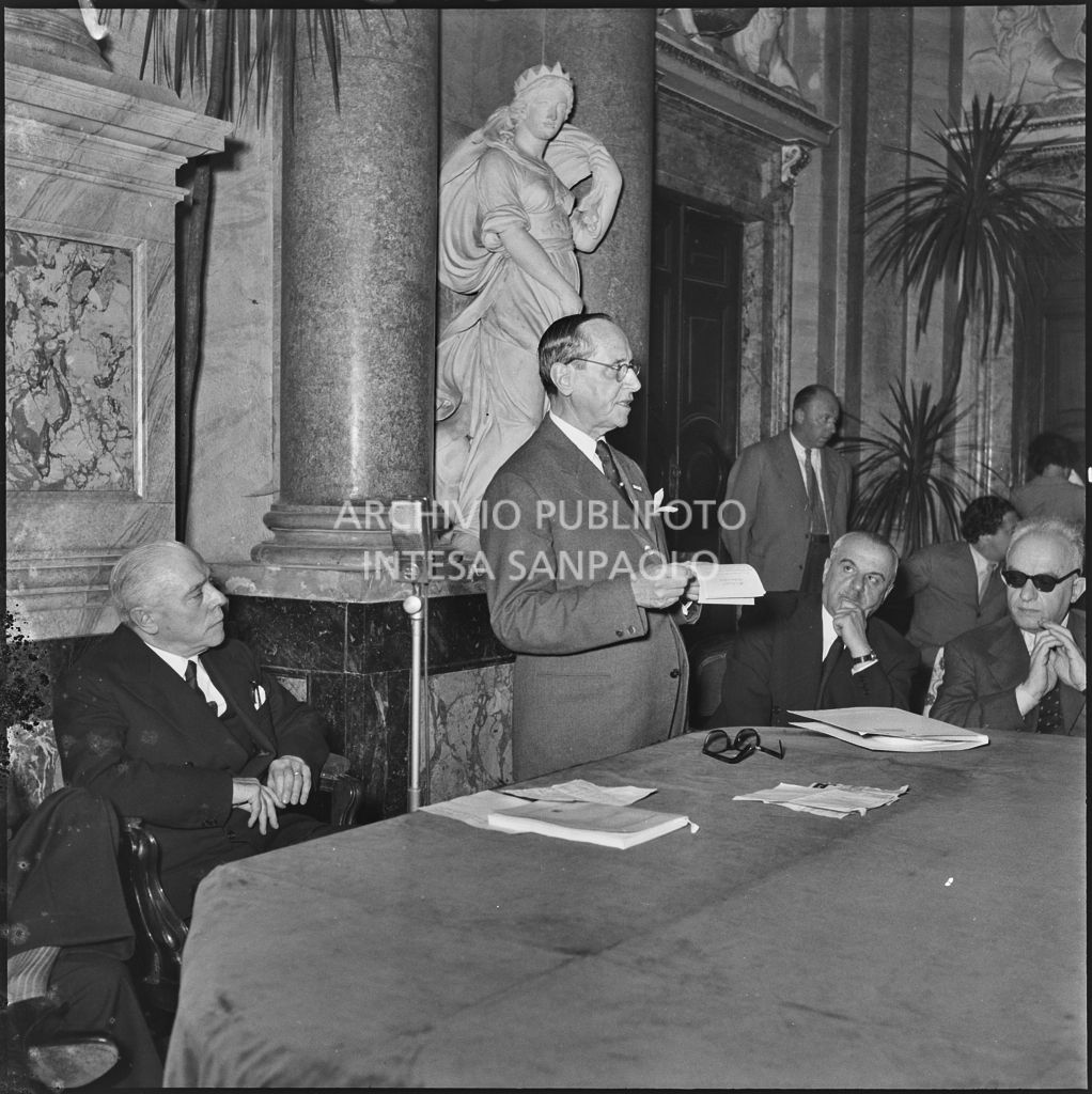 Esposizione di un relatore del Convegno Internazionale sulla Riforma dell'Arbitrato organizzato dal Centro Nazionale di Prevenzione e Difesa Sociale a Villa Olmi sul lago di Como. Visibile Enrico Redenti (primo da sinistra)<br>216069