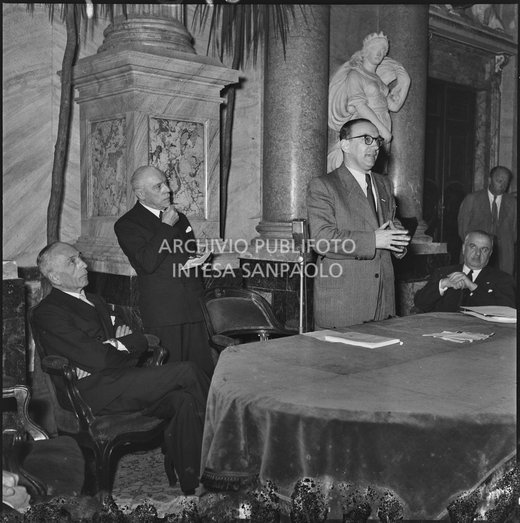 Esposizione di un relatore del Convegno Internazionale sulla Riforma dell'Arbitrato organizzato dal Centro Nazionale di Prevenzione e Difesa Sociale a Villa Olmi sul lago di Como. Visibile Enrico Redenti (secondo da sinistra)<br>216070