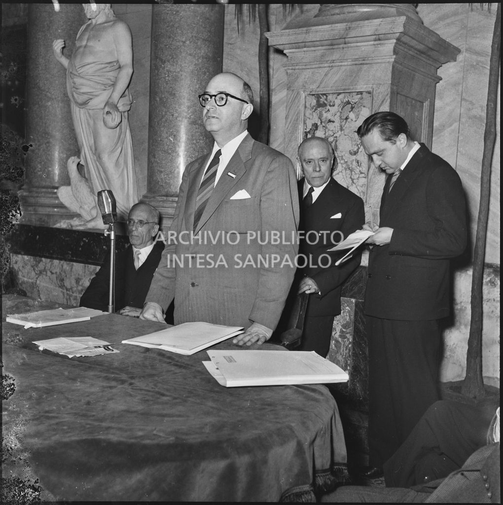 Esposizione di un relatore del Convegno Internazionale sulla Riforma dell'Arbitrato organizzato dal Centro Nazionale di Prevenzione e Difesa Sociale a Villa Olmi sul lago di Como. Visibile Enrico Redenti (secondo da destra)<br>216071