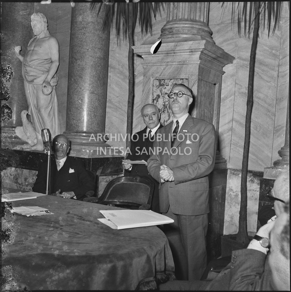 Esposizione di un relatore del Convegno Internazionale sulla Riforma dell'Arbitrato organizzato dal Centro Nazionale di Prevenzione e Difesa Sociale a Villa Olmi sul lago di Como. Visibile Enrico Redenti (al centro)<br>216072