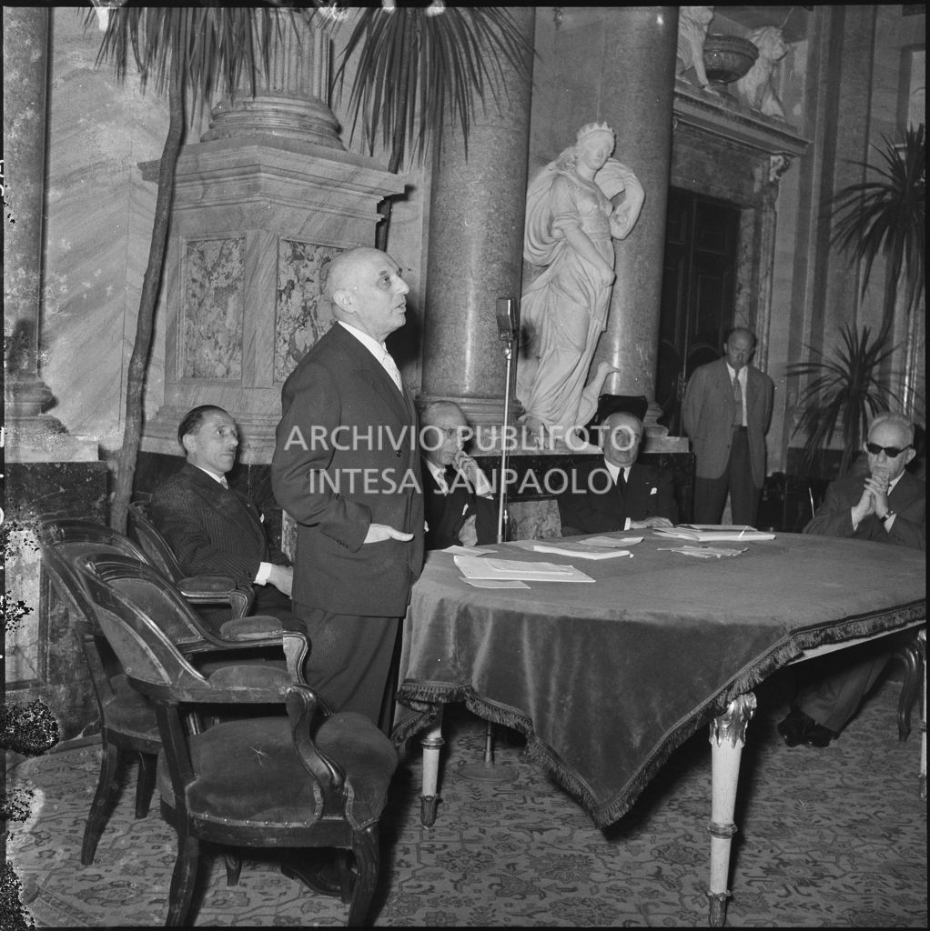 Esposizione di un relatore del Convegno Internazionale sulla Riforma dell'Arbitrato organizzato dal Centro Nazionale di Prevenzione e Difesa Sociale a Villa Olmi sul lago di Como<br>216074