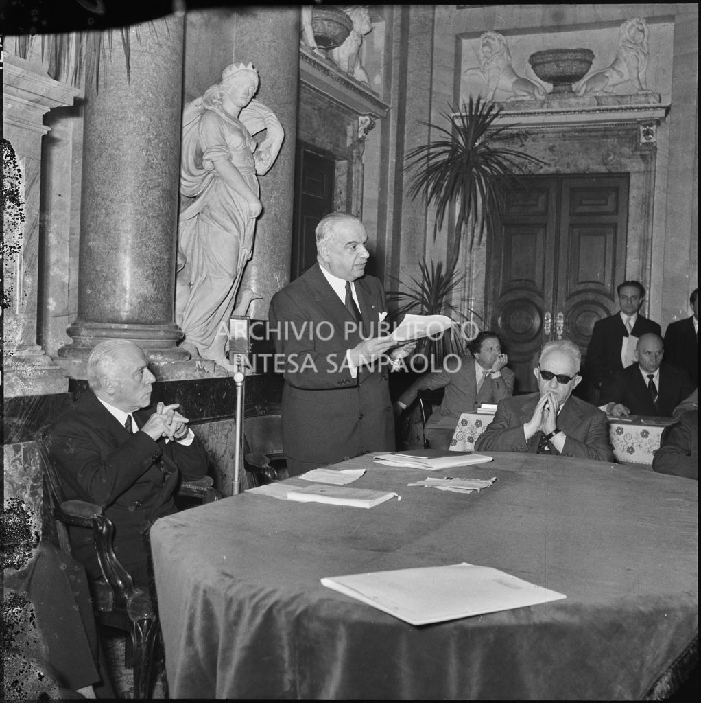 Esposizione di un relatore del Convegno Internazionale sulla Riforma dell'Arbitrato organizzato dal Centro Nazionale di Prevenzione e Difesa Sociale a Villa Olmi sul lago di Como. Visibile Enrico Redenti (primo da sinistra)<br>216075