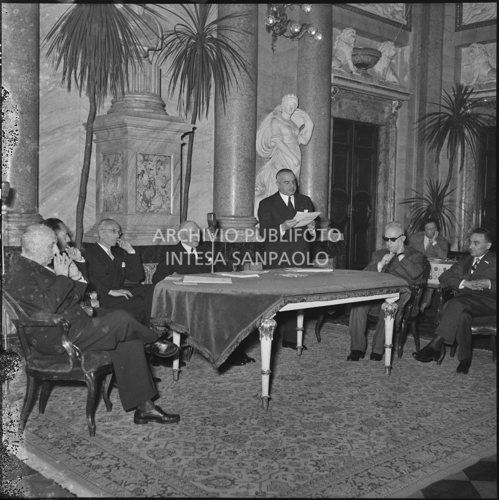 Esposizione di un relatore del Convegno Internazionale sulla Riforma dell'Arbitrato organizzato dal Centro Nazionale di Prevenzione e Difesa Sociale a Villa Olmi sul lago di Como. Visibile Enrico Redenti (quarto da sinistra)<br>216076