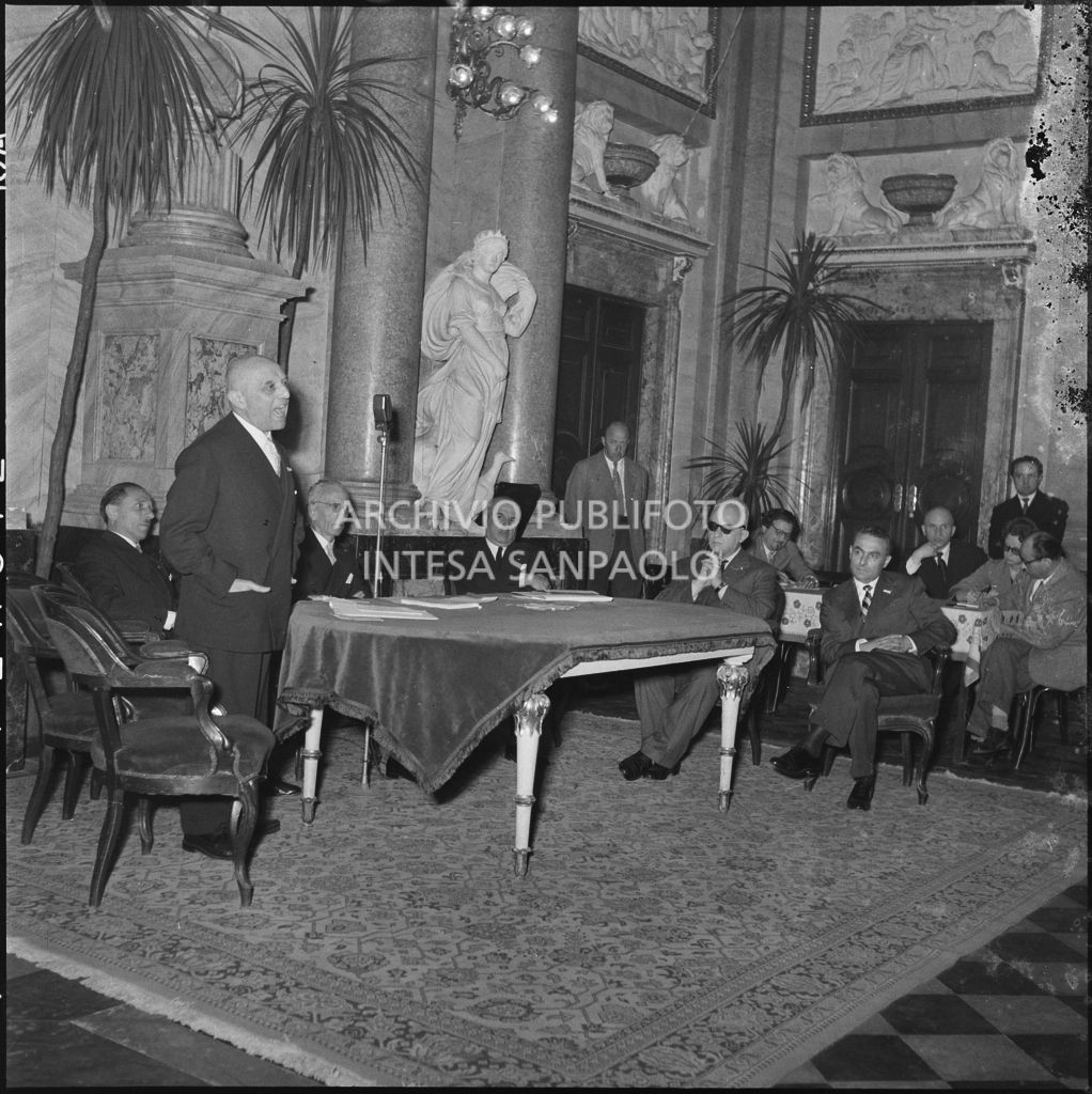 Esposizione di un relatore del Convegno Internazionale sulla Riforma dell'Arbitrato organizzato dal Centro Nazionale di Prevenzione e Difesa Sociale a Villa Olmi sul lago di Como<br>216077