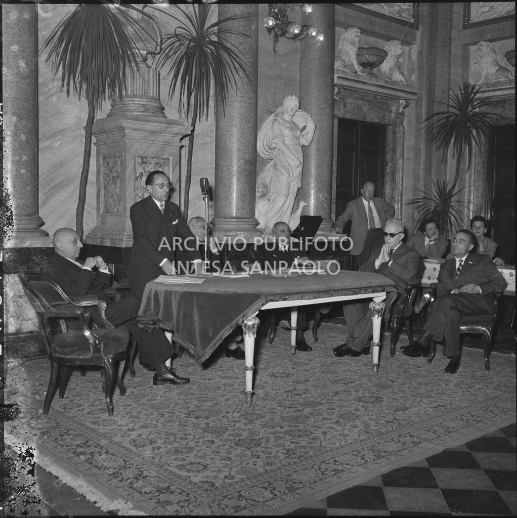 Esposizione di un relatore del Convegno Internazionale sulla Riforma dell'Arbitrato organizzato dal Centro Nazionale di Prevenzione e Difesa Sociale a Villa Olmi sul lago di Como<br>216078