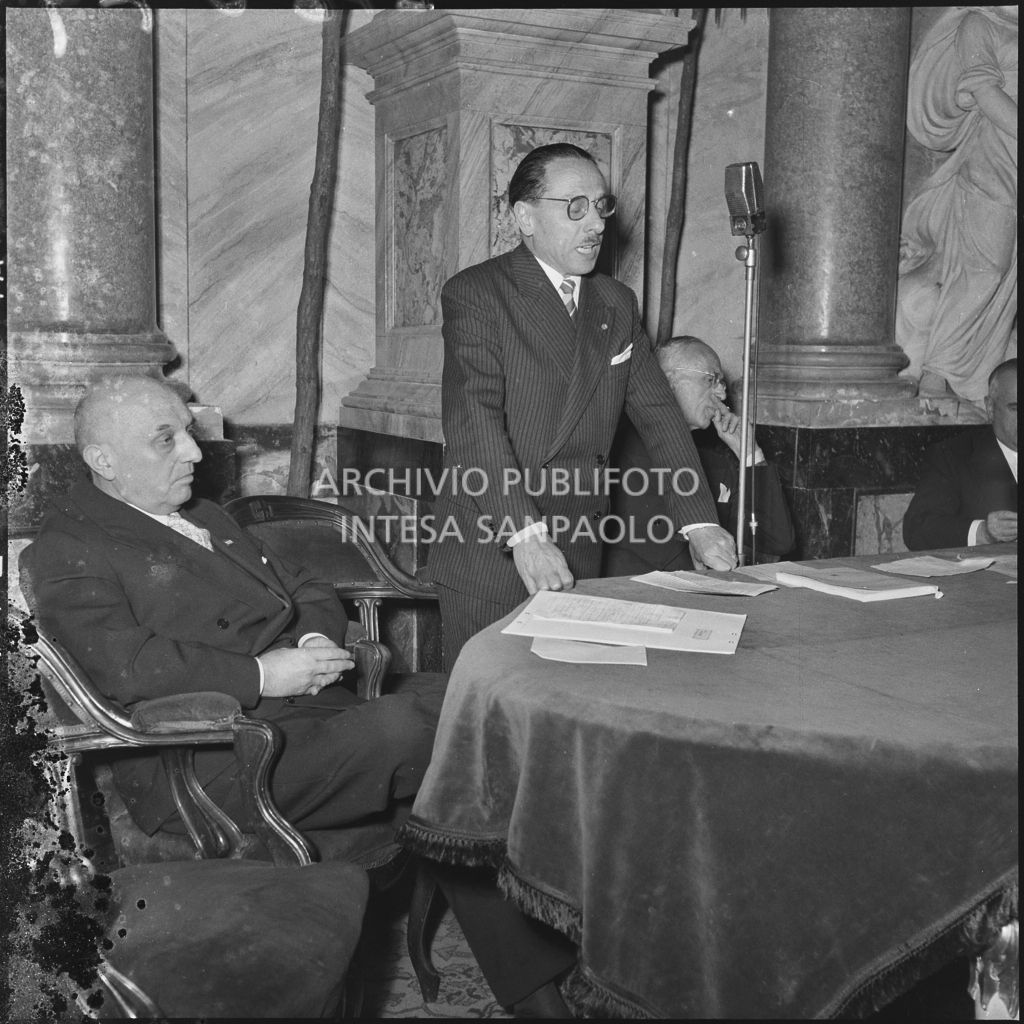 Esposizione di un relatore del Convegno Internazionale sulla Riforma dell'Arbitrato organizzato dal Centro Nazionale di Prevenzione e Difesa Sociale a Villa Olmi sul lago di Como<br>216079