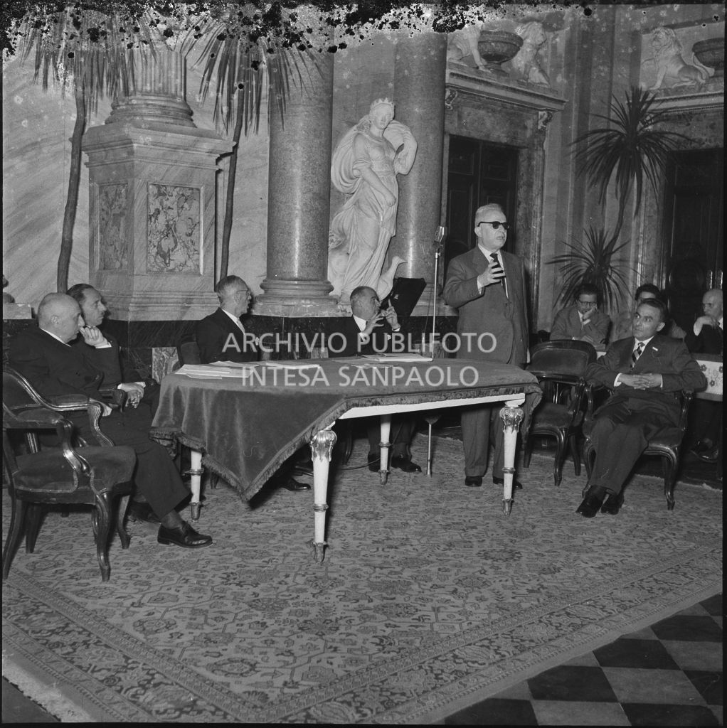 Esposizione di un relatore del Convegno Internazionale sulla Riforma dell'Arbitrato organizzato dal Centro Nazionale di Prevenzione e Difesa Sociale a Villa Olmi sul lago di Como<br>216080