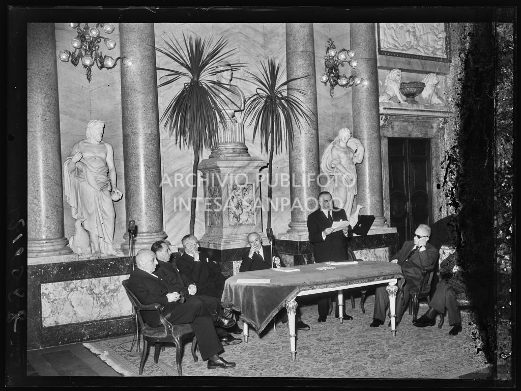 Esposizione di un relatore del Convegno Internazionale sulla Riforma dell'Arbitrato organizzato dal Centro Nazionale di Prevenzione e Difesa Sociale a Villa Olmi sul lago di Como. Visibile Enrico Redenti (quarto da sinistra)<br>216088