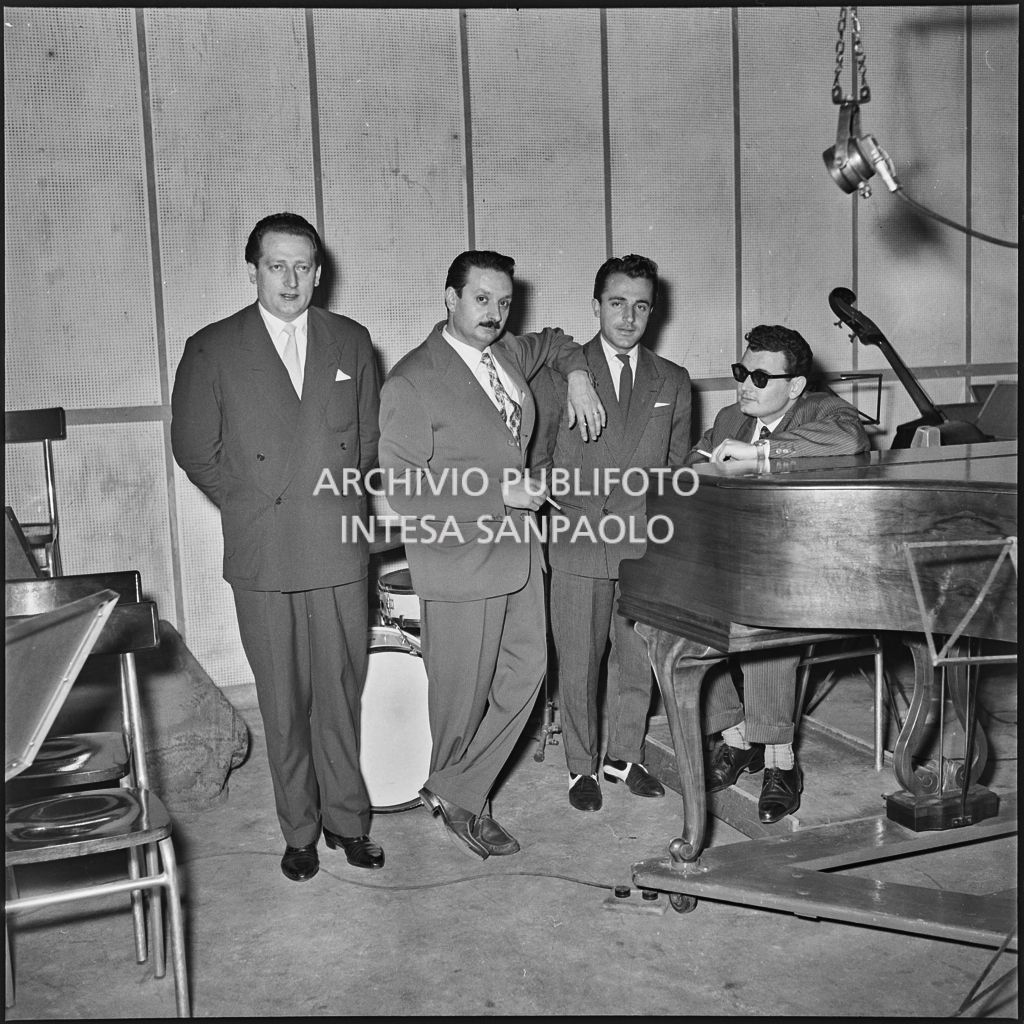 Gianni Vassallo (primo da sinistra) con altri musicisti nella sala di registrazione dell'etichetta discografica FONIT<br>216093