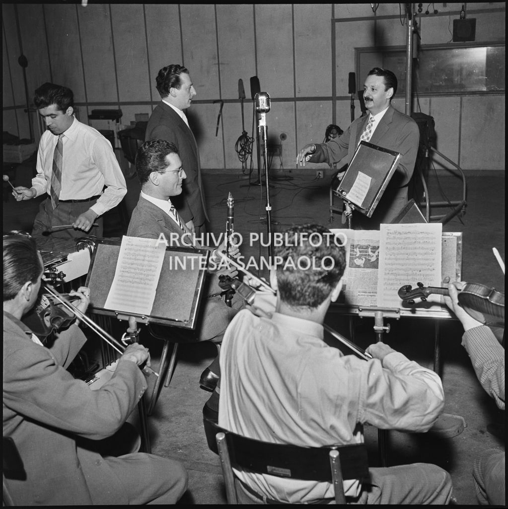 Gianni Vassallo con altri musicisti nella sala di registrazione dell'etichetta discografica FONIT<br>216095