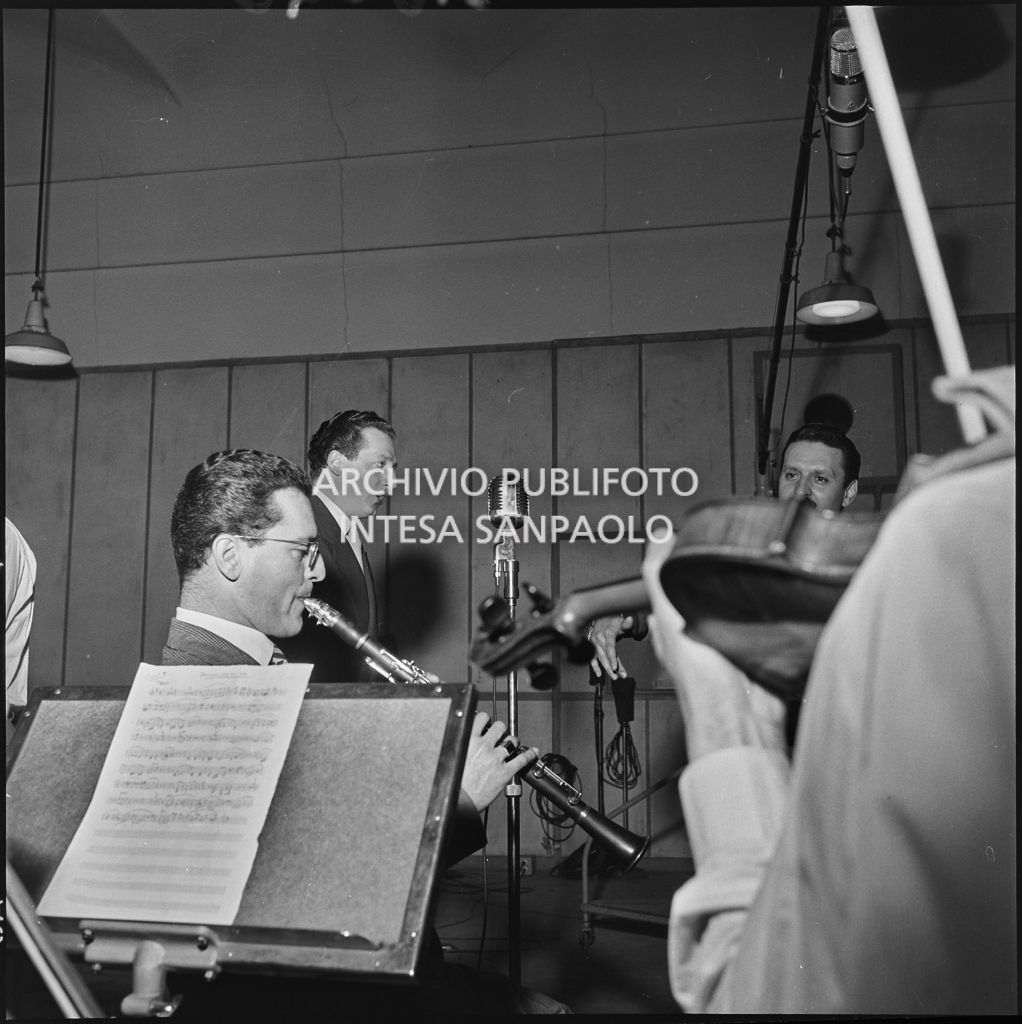 Gianni Vassallo con altri musicisti nella sala di registrazione dell'etichetta discografica FONIT<br>216096