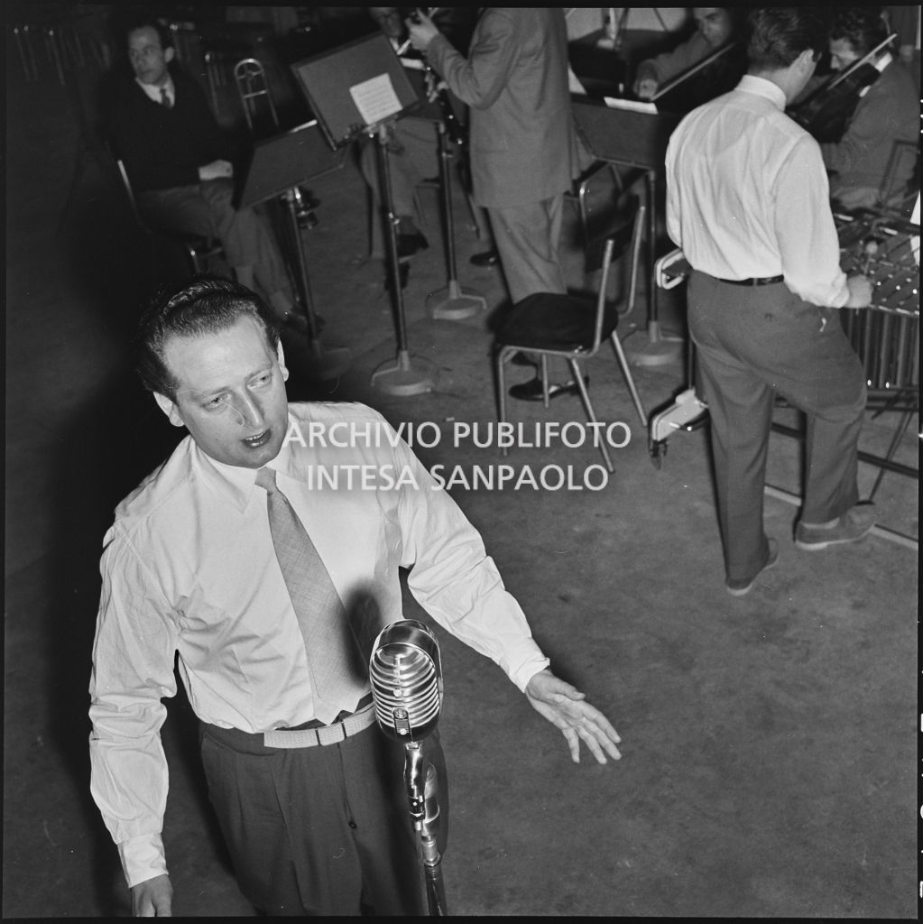 Gianni Vassallo nella sala di registrazione dell'etichetta discografica FONIT<br>216097