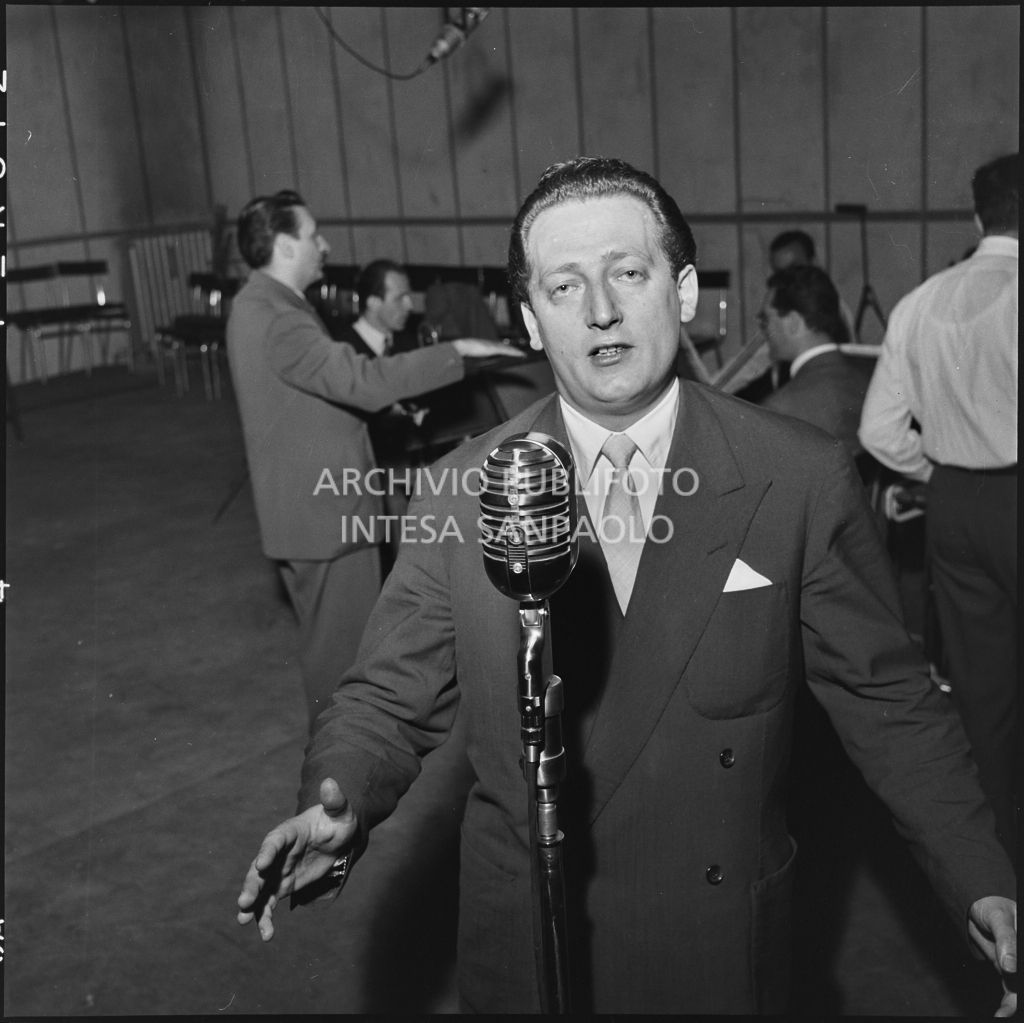 Gianni Vassallo nella sala di registrazione dell'etichetta discografica FONIT<br>216098