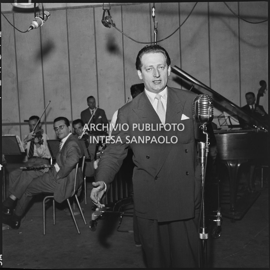 Gianni Vassallo nella sala di registrazione dell'etichetta discografica FONIT<br>216099