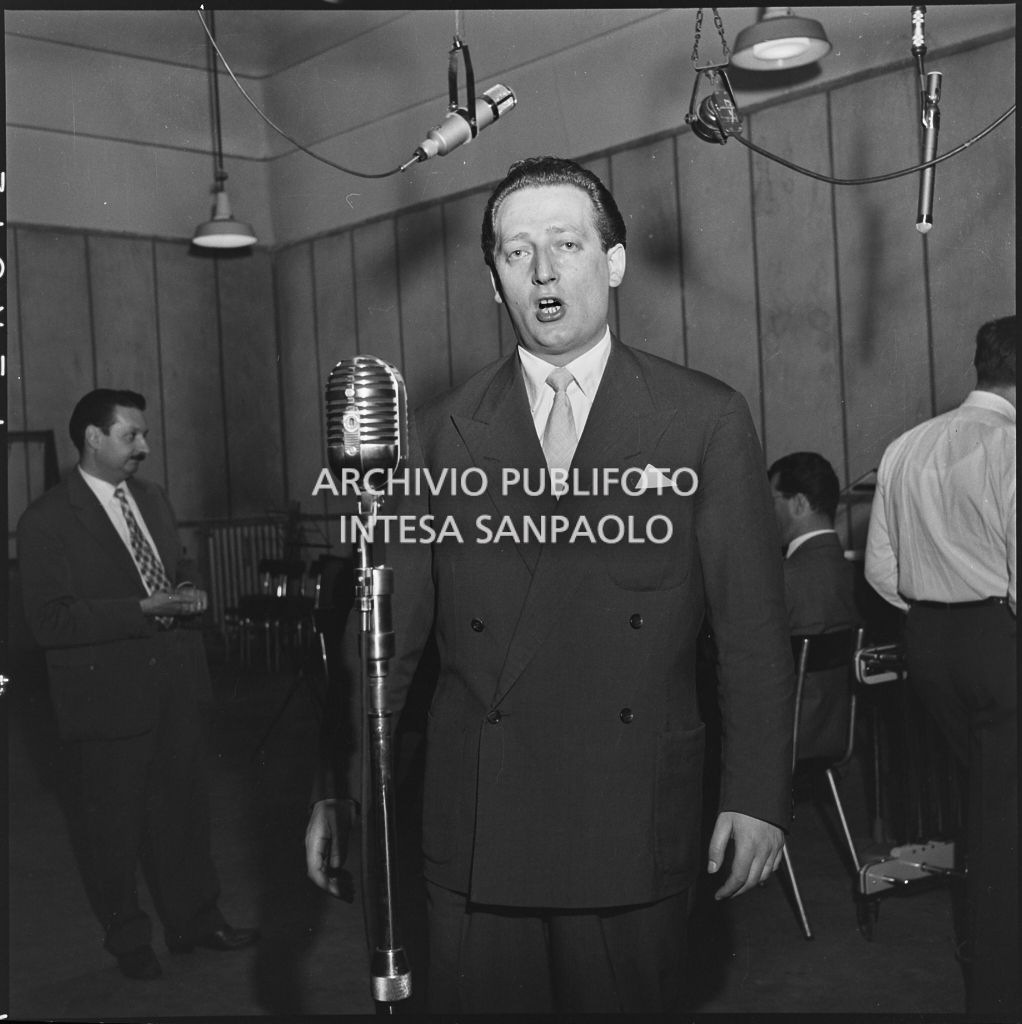 Gianni Vassallo nella sala di registrazione dell'etichetta discografica FONIT<br>216100