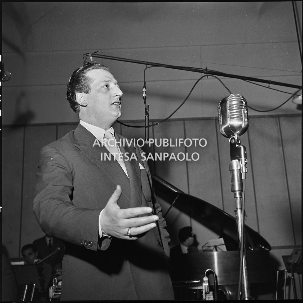 Gianni Vassallo nella sala di registrazione dell'etichetta discografica FONIT<br>216101