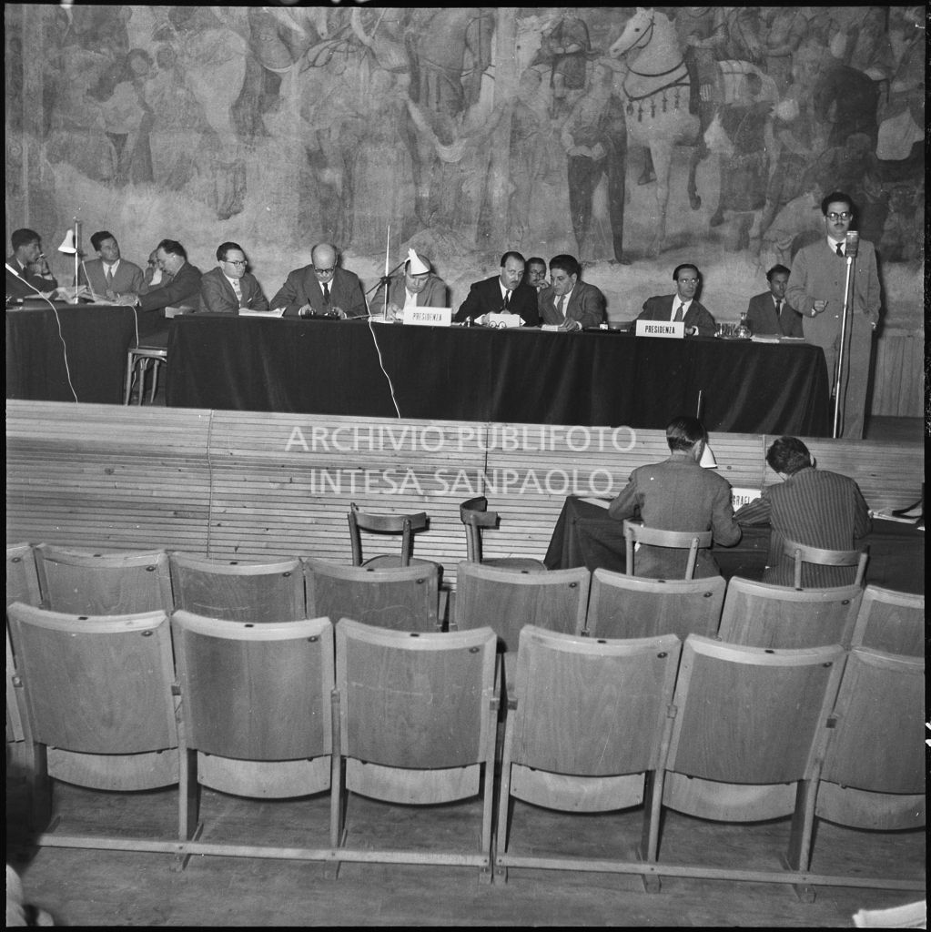 Tavolo dei relatori del convegno di studio sulle condizioni del lavoratore nell'impresa industriale organizzata nei Chiostri di San Barnaba a Milano dalla Società Umanitaria. Seduto al tavolo il segretario della CGIL Giuseppe Di Vittorio (terzo da destra)<br>216104