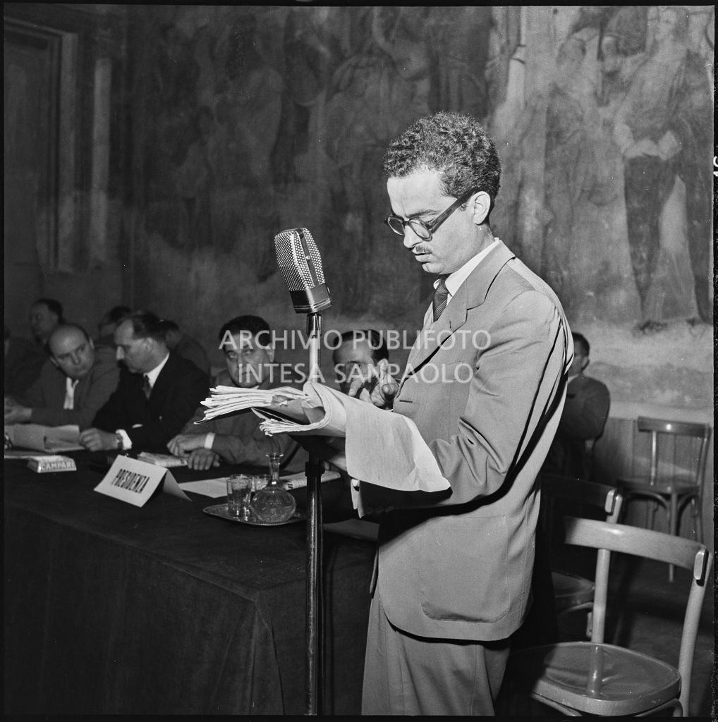 Esposizione di un relatore del convegno di studio sulle condizioni del lavoratore nell'impresa industriale organizzata nei Chiostri di San Barnaba a Milano dalla Società Umanitaria. Seduto al tavolo il segretario della CGIL Giuseppe Di Vittorio (secondo da destra)<br>216105