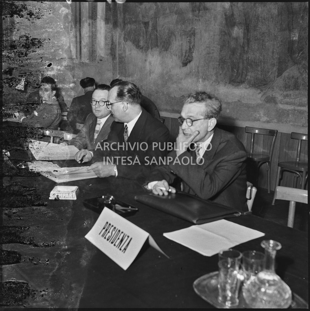 Tavolo dei relatori del convegno di studio sulle condizioni del lavoratore nell'impresa industriale organizzata nei Chiostri di San Barnaba a Milano dalla Società Umanitaria<br>216106