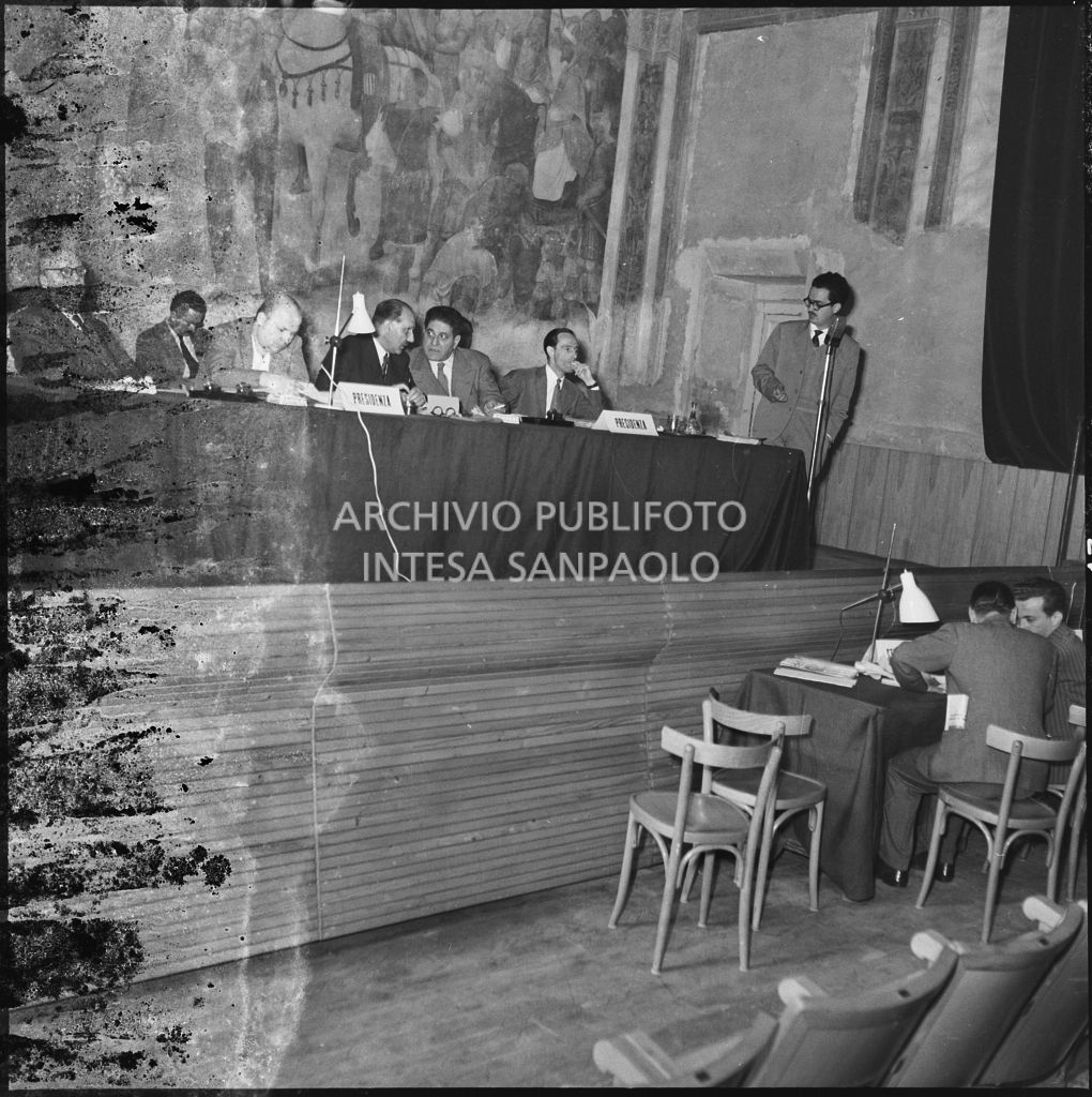 Esposizione di un relatore del convegno di studio sulle condizioni del lavoratore nell'impresa industriale organizzata nei Chiostri di San Barnaba a Milano dalla Società Umanitaria. Seduto al tavolo il segretario della CGIL Giuseppe Di Vittorio (secondo da destra)<br>216107