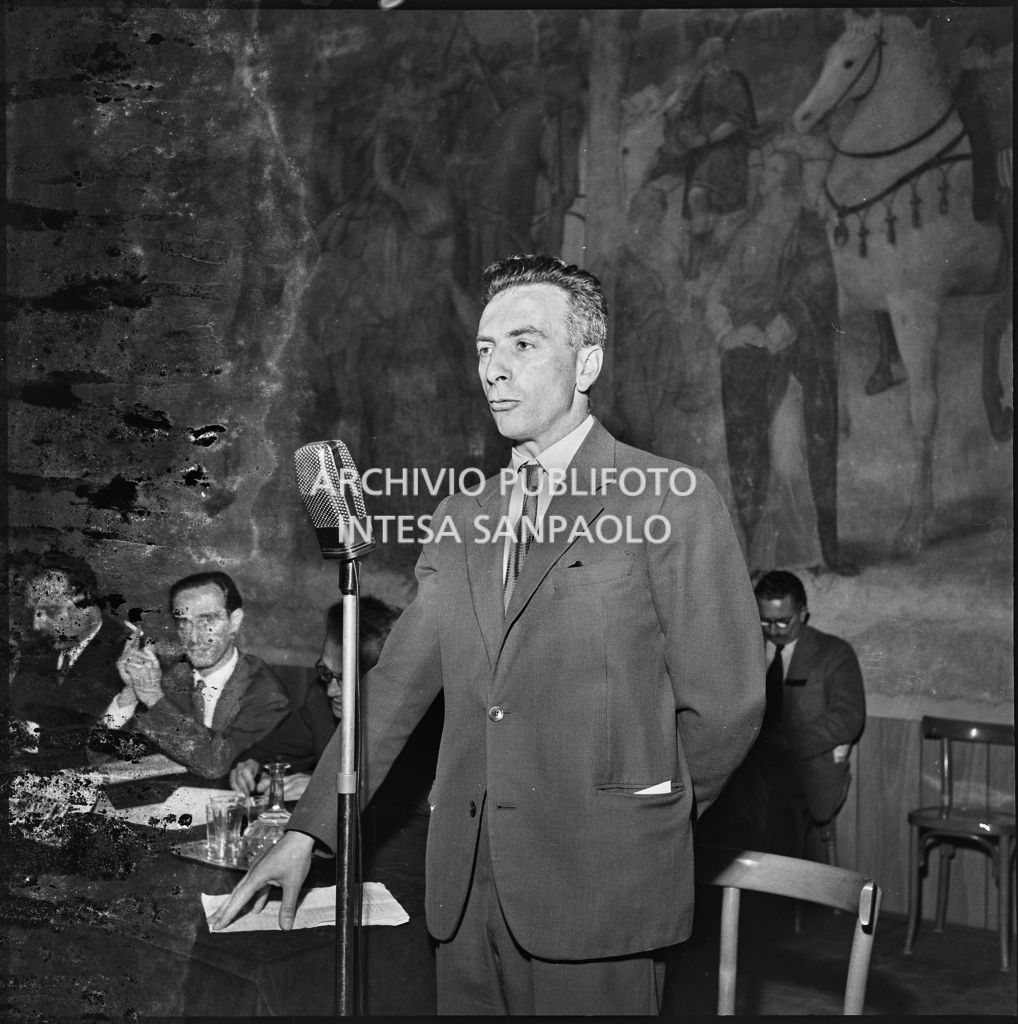 Esposizione di un relatore del convegno di studio sulle condizioni del lavoratore nell'impresa industriale organizzata nei Chiostri di San Barnaba a Milano dalla Società Umanitaria<br>216108