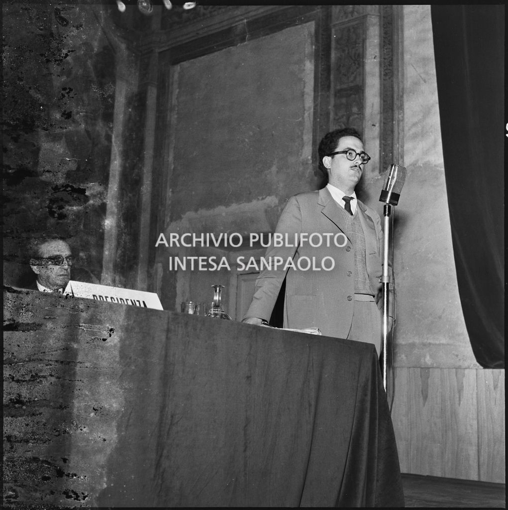 Esposizione di un relatore del convegno di studio sulle condizioni del lavoratore nell'impresa industriale organizzata nei Chiostri di San Barnaba a Milano dalla Società Umanitaria<br>216109