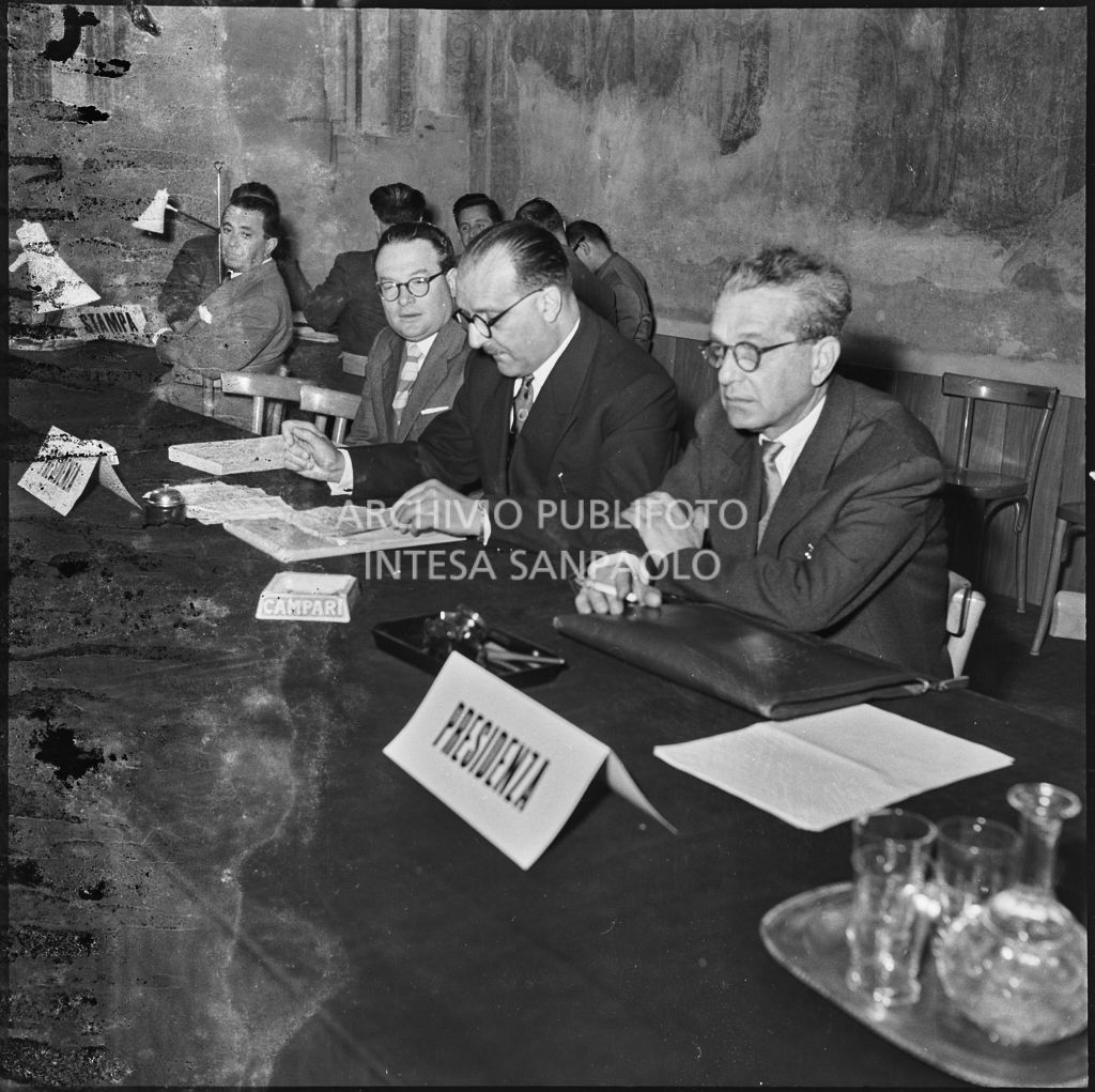 Tavolo dei relatori del convegno di studio sulle condizioni del lavoratore nell'impresa industriale organizzata nei Chiostri di San Barnaba a Milano dalla Società Umanitaria<br>216111