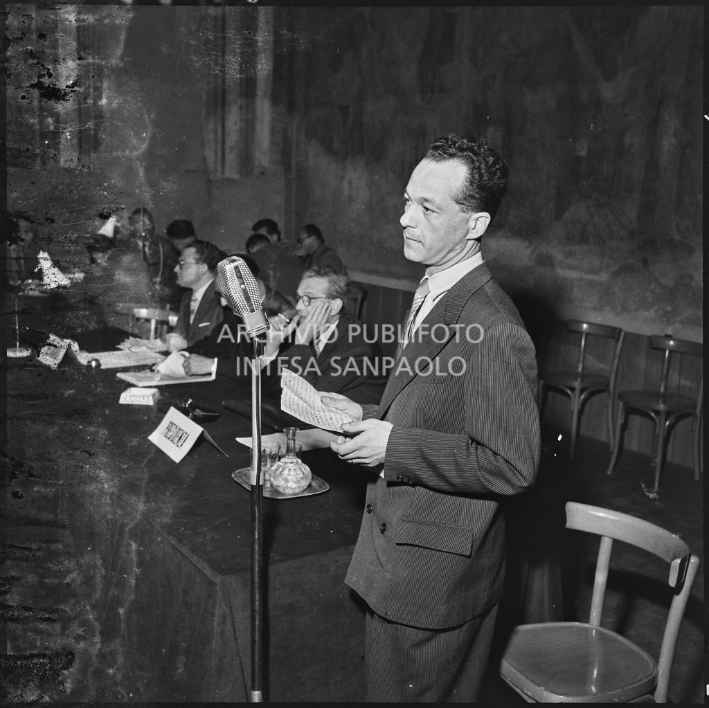 Esposizione di un relatore del convegno di studio sulle condizioni del lavoratore nell'impresa industriale organizzata nei Chiostri di San Barnaba a Milano dalla Società Umanitaria<br>216112